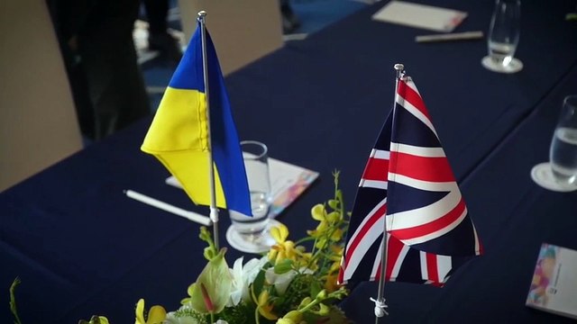 Ucraina, Zelensky al G7 di Hiroshima: l'abbraccio con Sunak - Video