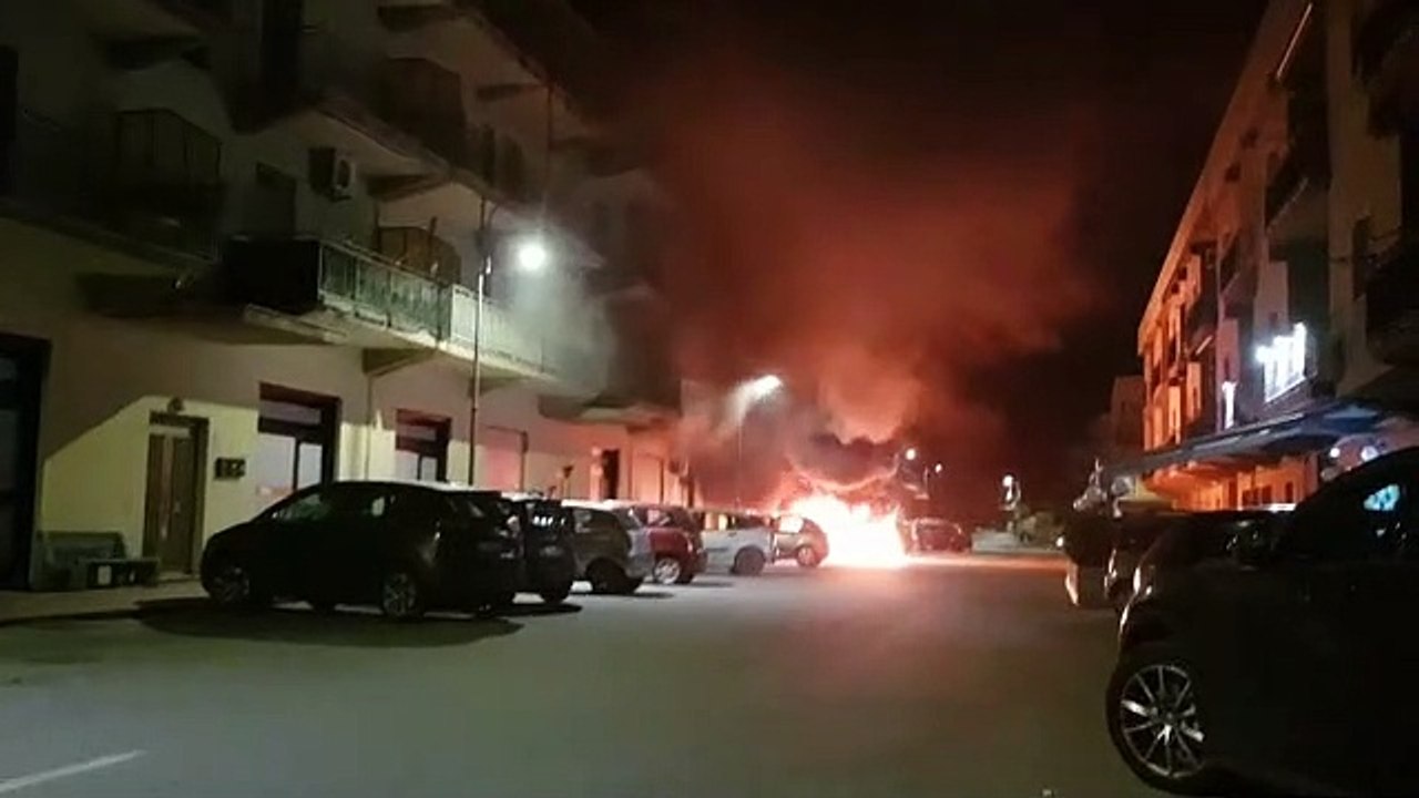 Auto in fiamme a Caulonia Marina, paura tra i residenti di due condomini