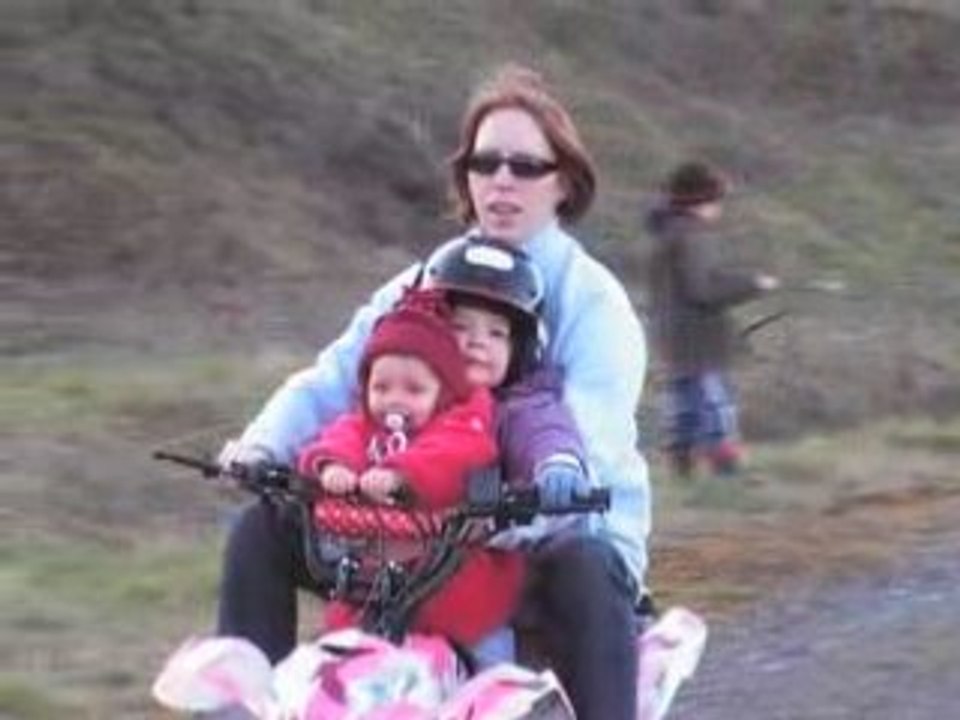 Lenaelle, clementine et maman en quad