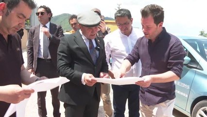 İzmir Balçova'da Prof. Dr. Ahmet Taner Kışlalı Caddesi asfaltlanıyor