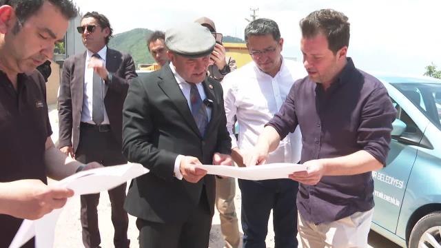 İzmir Balçova'da Prof. Dr. Ahmet Taner Kışlalı Caddesi asfaltlanıyor