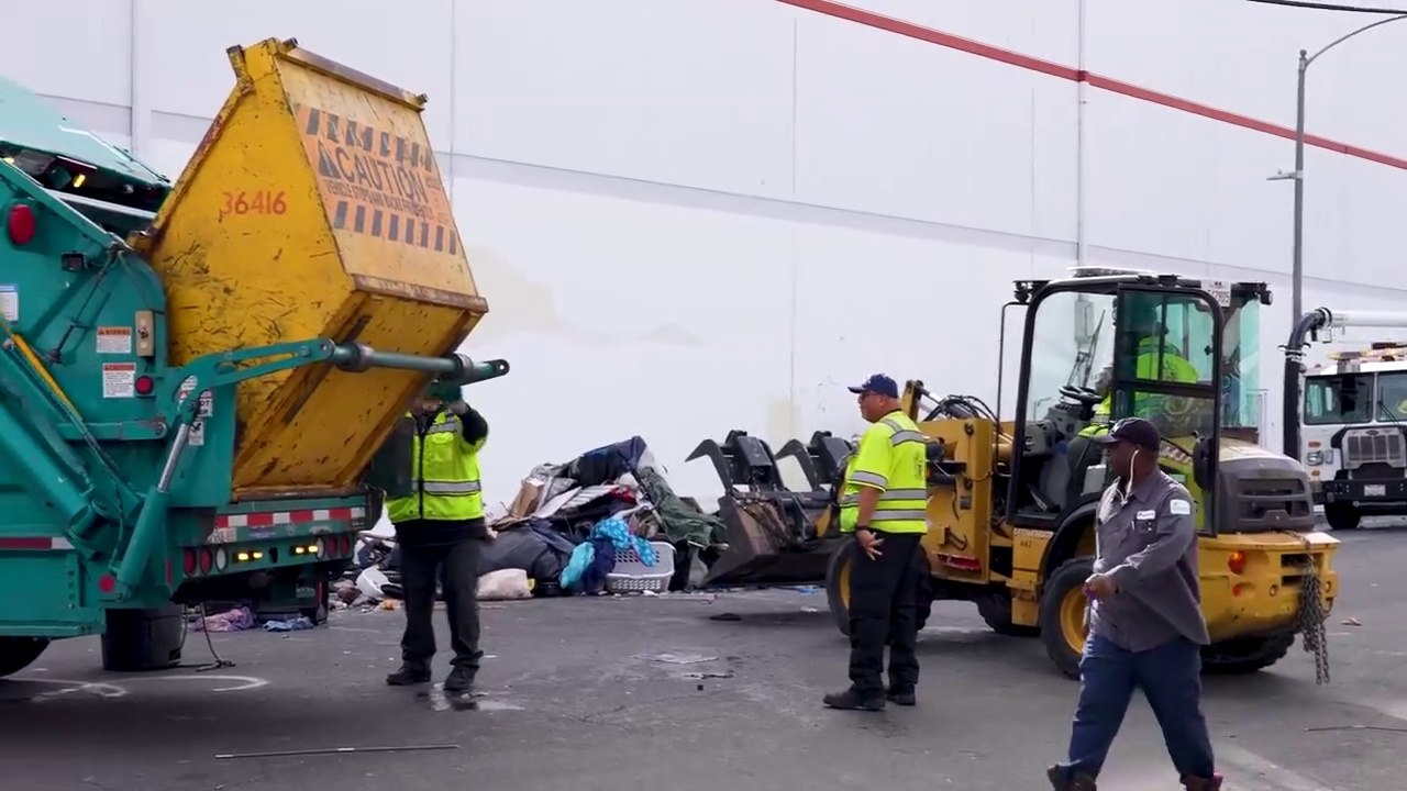 10 Minute Warning LA Homeless' Belongings Taken During Sweeps