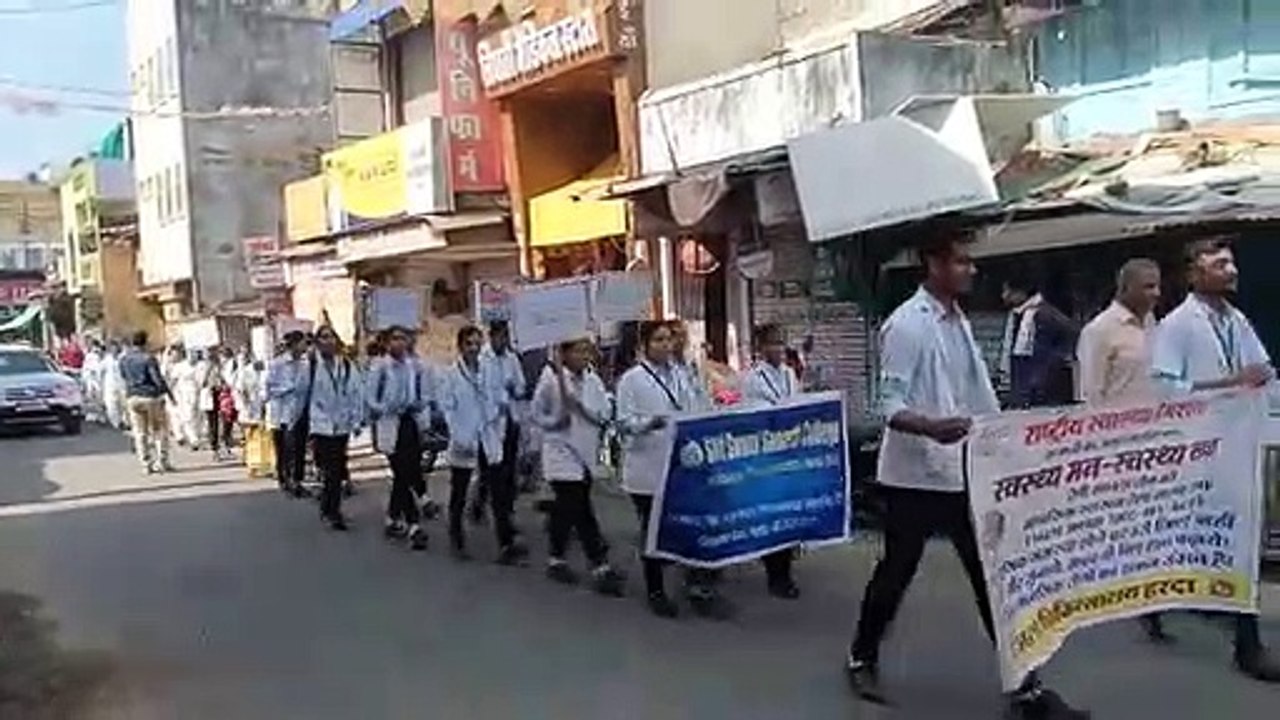 लोगों को स्वस्थ तन स्वस्थ मन के फायदे बताने निक...