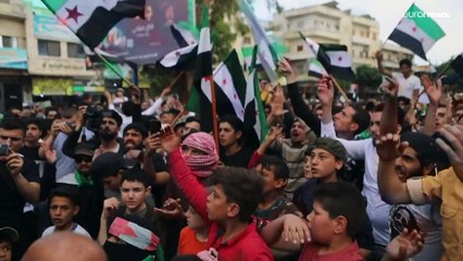 شاهد: المئات يتظاهرون شمال غرب سوريا ضدّ مشاركة بشار الأسد في القمة العربية