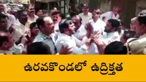 అనంతపురం జిల్లా: పోలీసుల ముందే కొట్టుకున్నారు