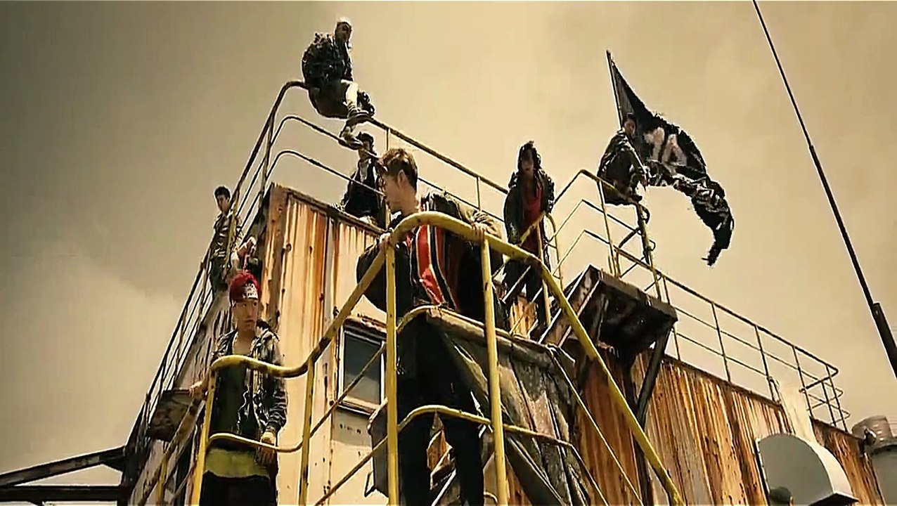 Amazing parkour stunts by teenagers