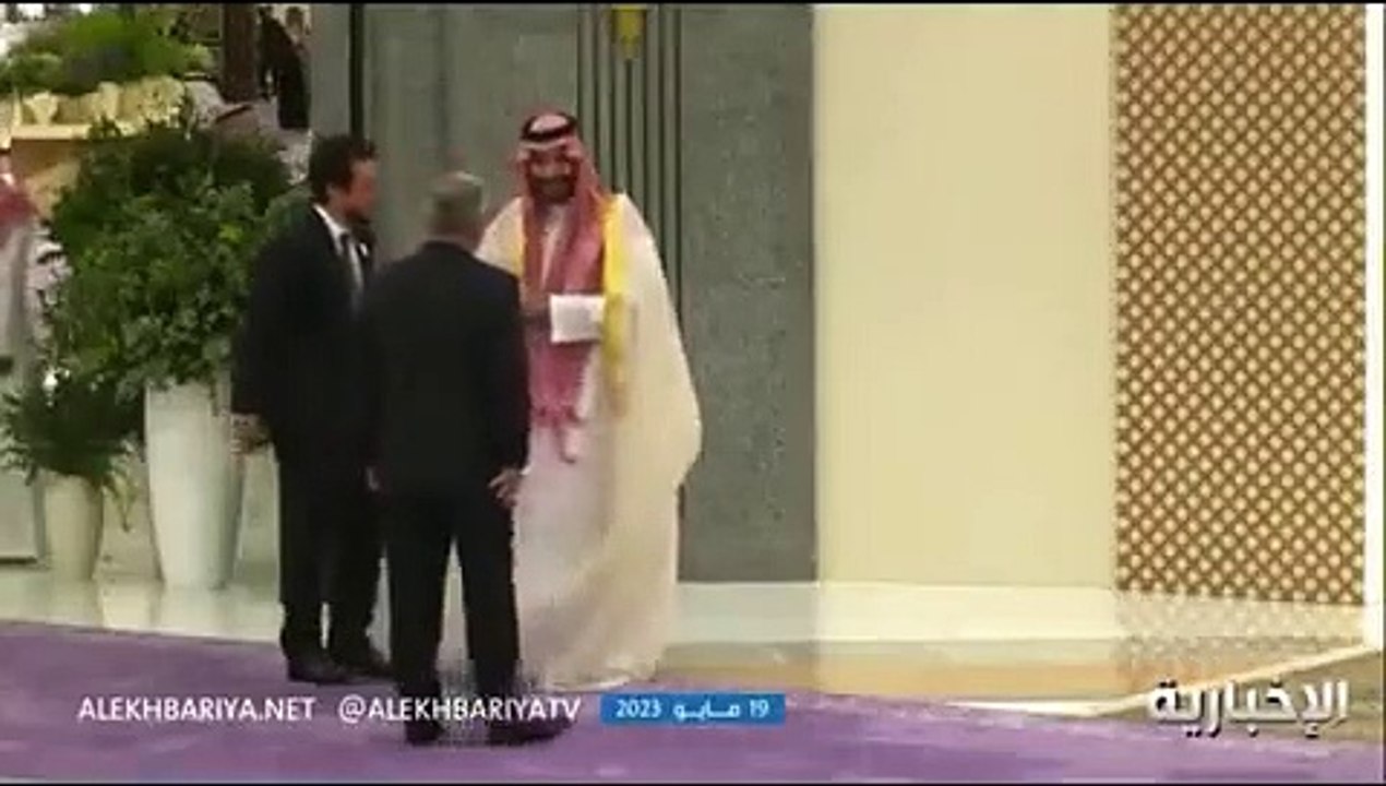 بالفيديو: محمد بن سلمان يكسر البرتوكول مع ملك  الأردن وولي عهده في قمة جدة