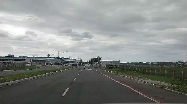 Batida entre dois veículos deixa uma pessoa ferida no Aeroporto de Salvador; assista