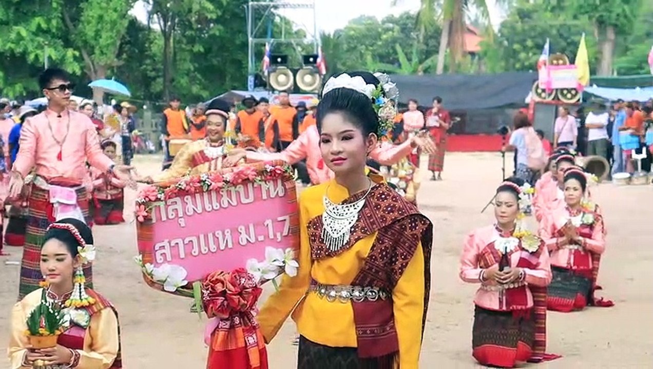 ขบวนฟ้อน กลุ่มแม่บ้านสาวแห หมู่ 1 หมู่ 7 บุญบั้งไฟสาวแห 2566