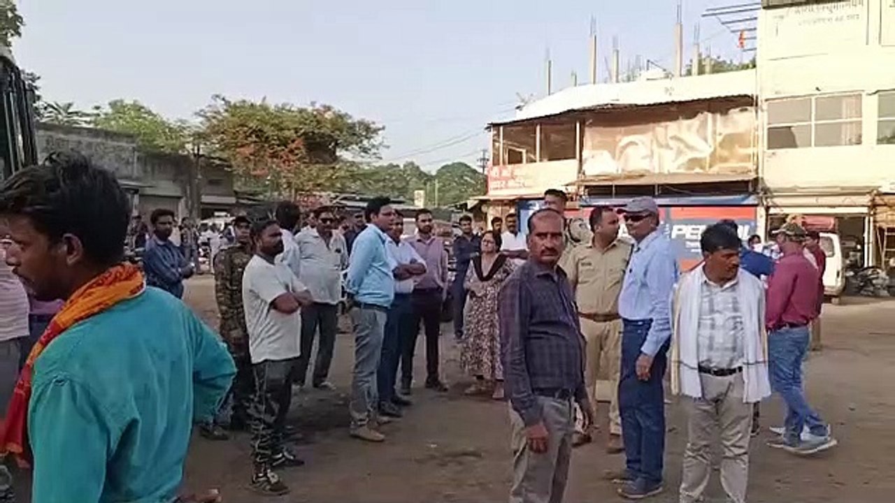 पुराने बस स्टैंड में रखे कबाड़ वाहनों को हटाया, शुरू हुआ कायाकल्प