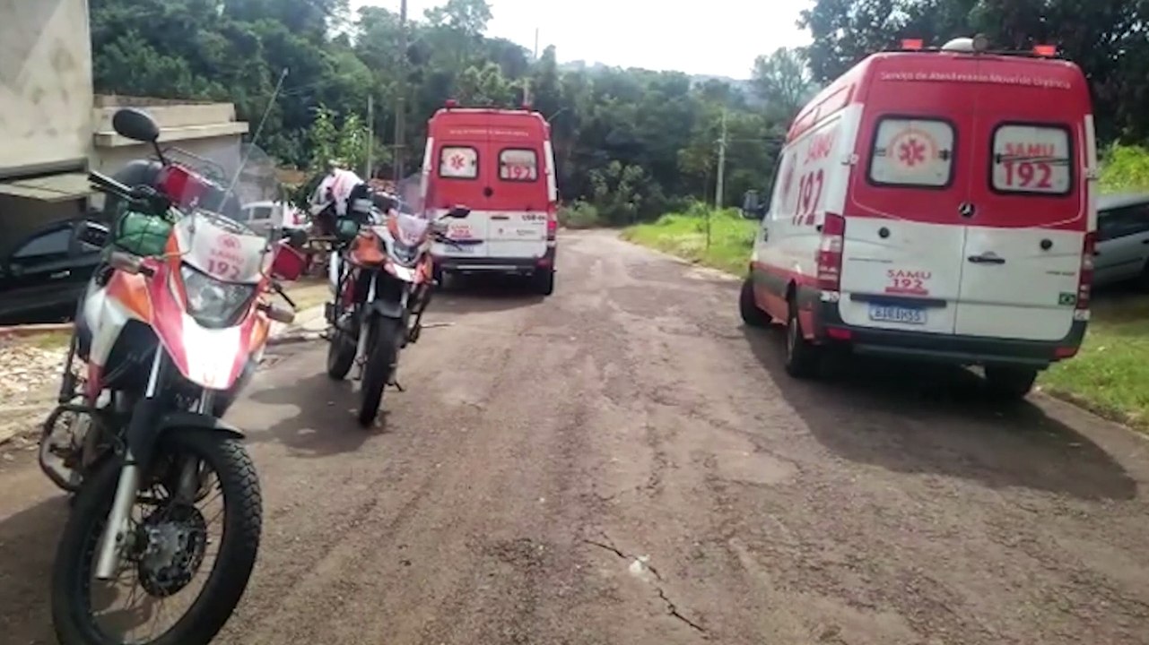 Diversas equipes do Samu prestam atendimento a idoso na Rua Carlos de Carvalho