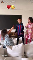 El hijo menor de Cristiano Ronaldo usa la camiseta del Barça / REDES