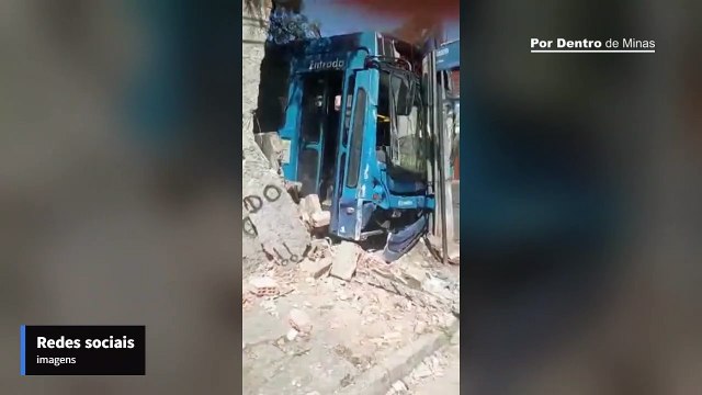 Ônibus sem freio bate em poste e muro de escola no bairro Goiânia, em BH