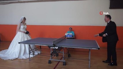 Gelin ve damatlıklarıyla düğün öncesi masa tenisi oynadılar