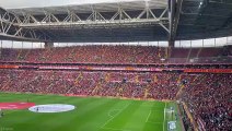 Galatasaray taraftarı stadı 'Mustafa Kemal'in askerleriyiz' tezahüratıyla inletti