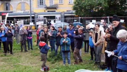 Milano, piazzale Baiamonti: il presidio in difesa del glicine che verr? abbattuto