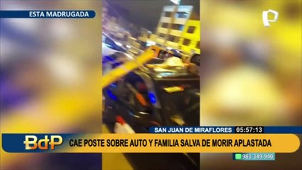 SJM: Poste cae sobre auto y familia salva de morir aplastada