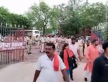 Five hundred people reached and laid siege to Ratanpur police station,