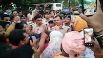 Five hundred people reached and laid siege to Ratanpur police station,