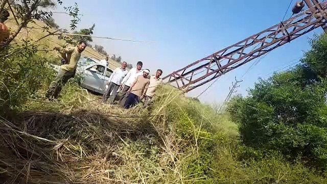 चालक को लगी नींद की झपकी, अनियंत्रित कार बिजली के पोल से टकराई.... देखे वीडियो