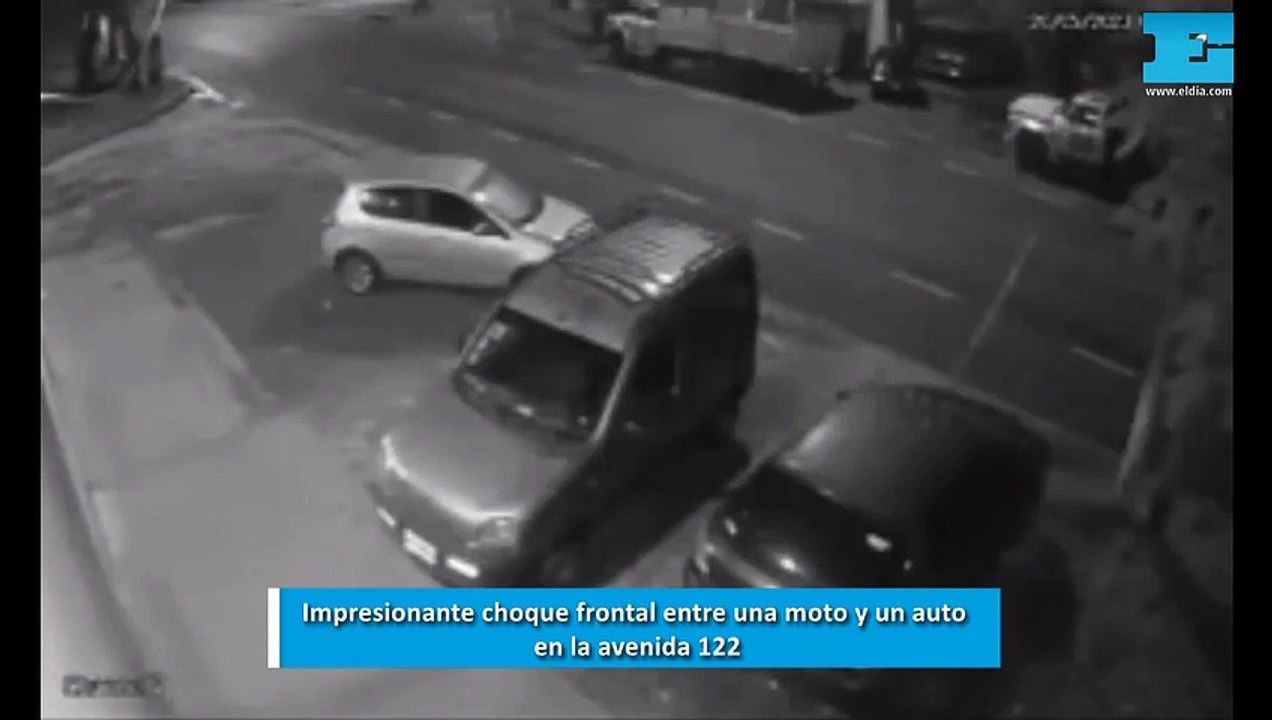 Impresionante choque frontal entre un auto y una moto en la avenida 122 ...