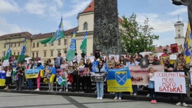 Ucrania recuerda a los combatientes de Mariúpol un año después