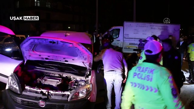 Uşak'ta kamyonetle çarpışan hafif ticari aracın sürücüsü yaralandı