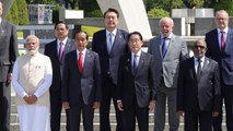 [현장영상 ] G7 초청국 히로시마 원폭 자료관 방문...尹 부부도 동반 / YTN