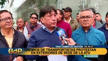 Gremio de transportistas protestan en exteriores de la sede de la ATU