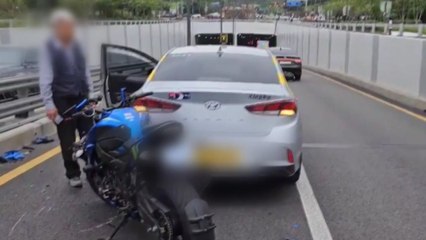 오토바이가 정차 중인 택시 들이받아...1명 이송 / YTN