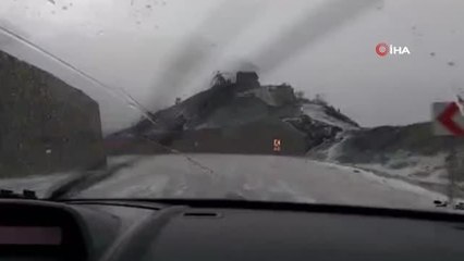 Dolu yağışı yolları beyaza bürüdü