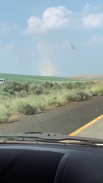 La voiture passe à travers l'autoroute traversant Dust Devil