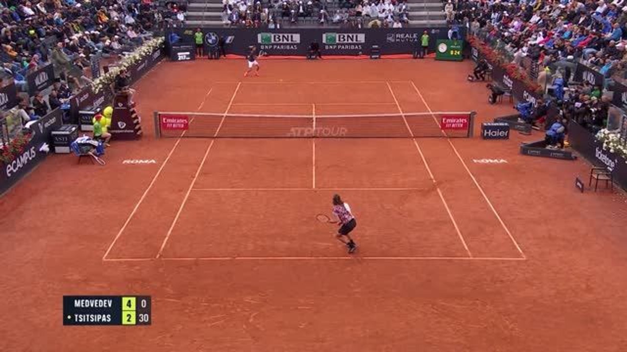 Im Video: Medvedev schlägt Tsitsipas und wagt ein Tänzchen