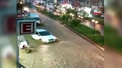 Sağanak hayatı felç etti; Yıldırım, heyelan, yangın…