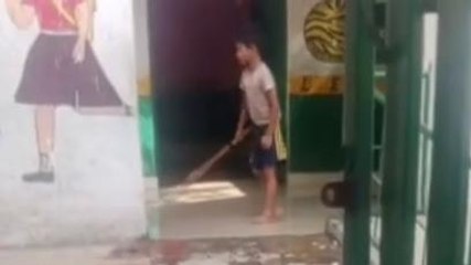 बिजनौर: स्कूली बच्चों के हाथों में टीचरों ने थमाई झाड़ू, देखिए वीडियो