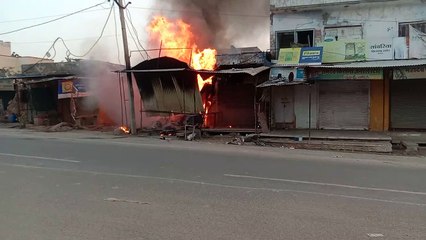 जोधपुर जिले के पुंदलू में कपड़ों की दुकान में लगी आग