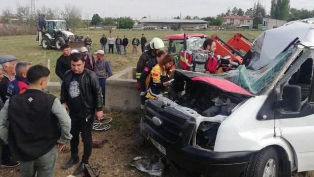 Konya'da tarım işçilerini taşıyan minibüs devrildi