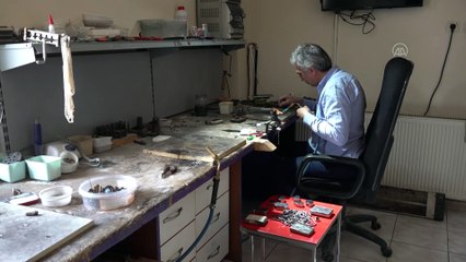 Çocuk yaşta öğrendiği Urartu sanatını 42 yıldır atölyesinde yaşatıyor