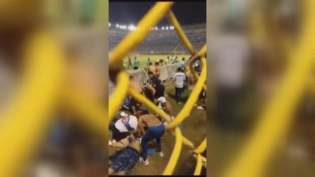 El Salvador'da stadyum girişinde izdiham