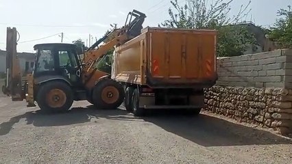 Seçim öncesi getirilen kum ve parke taşları, iktidara oy çıkmayınca geri götürüldü