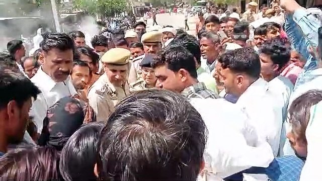 पति - पत्नी व मां - बेटे को काल बन कुचल गई कार