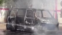 आगरा: सड़क पर चलती कार बनी आग का गोला, लोगों ने कार से कूदकर बचाई जान