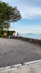 ◆ Bossku出来了！？ “肚腩版纳吉” 钓鱼被拍