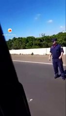 A mulher querendo comete suicídio e o cara passa zoando