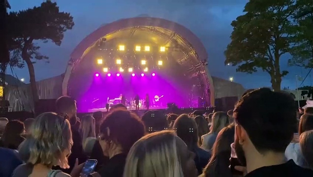 Sugababes original lineup wow Aintree Racecourse