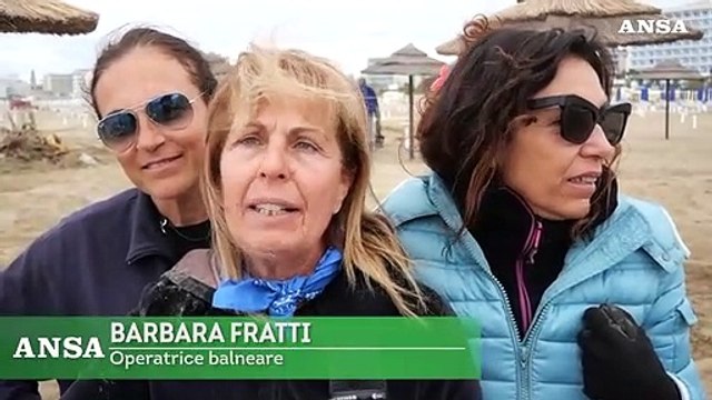 Maltempo, gli operatori balneari di Rimini ripuliscono le spiagge a tempo record