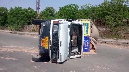 चारे से भरा मिनी ट्रक पलटा
