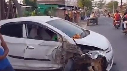 सारण: अनियंत्रित ट्रक ने कार में मारी जोरदार टक्कर, देखें किस तरह बाल-बाल बचे लोग