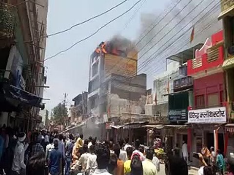 धधका पांच मंजिला साड़ी शोरूम, मुख्य बाजार में बनी रही दहशत