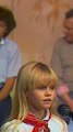 On ne s’en lassera jamais… En 1981, Vanessa Paradis, 8 ans, faisait sa première apparition à la TV dans l’École des fans de Jacques Martin. ❤️